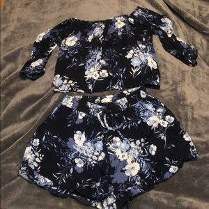 Holister 2 Piece Outfit (s bottoms and xs top)